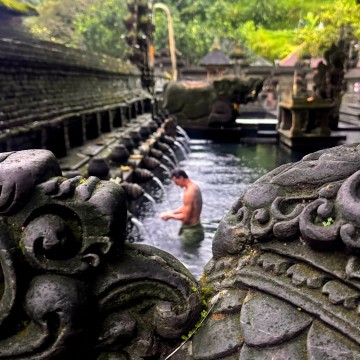 Zlatan Ibrahimovic liburan di Bali dan kunjungi Pura Tirta Empul. [Instagram @imzlatanibrahimovic]